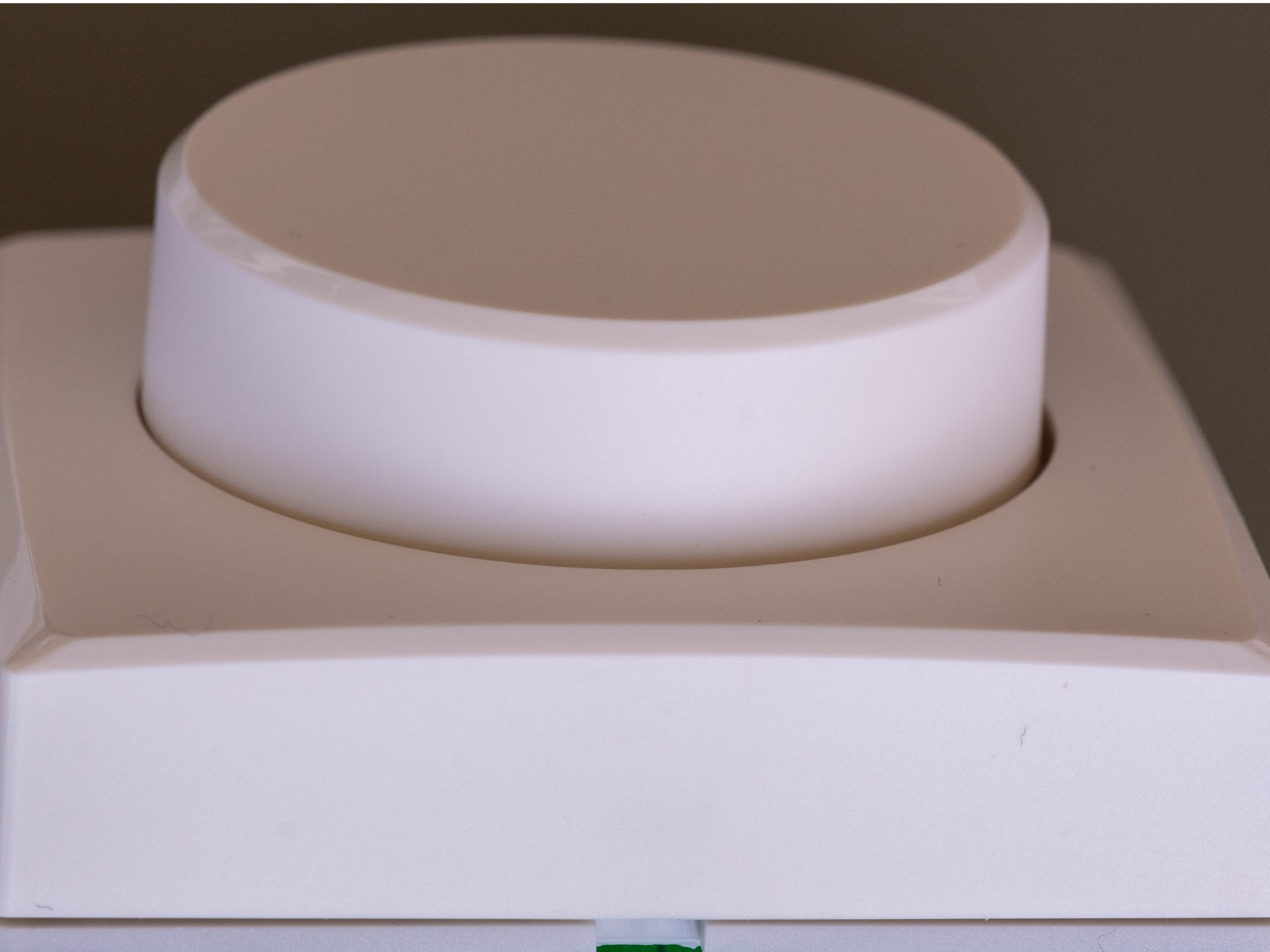 Ohne Spalt richtig aufgesetzter Drehknopf